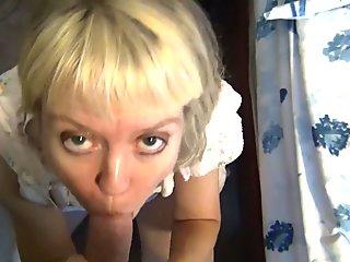 Jiggly booty at desk