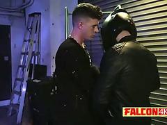 Drunk Girls Suck Strippers Cocks At Party